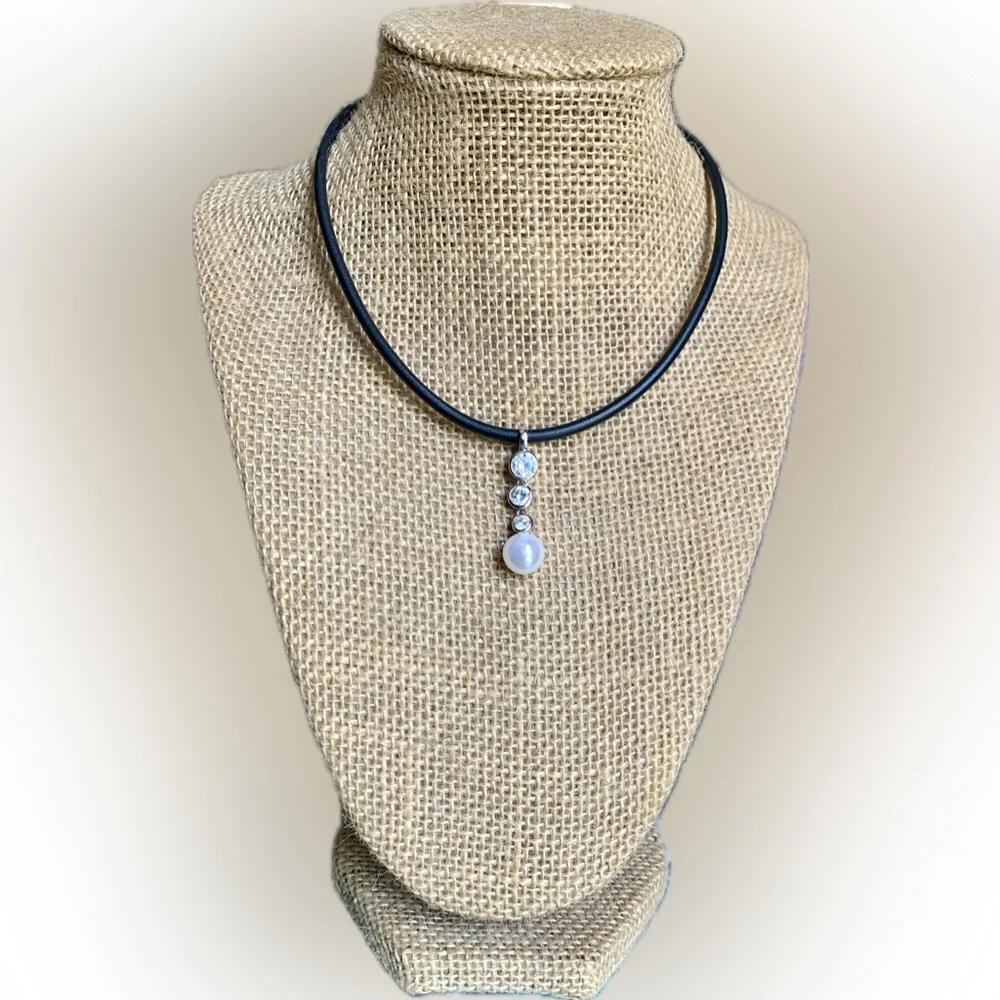 🗝️ Genuine Cubic Zirconia with Faux Pearl Pendant on a Faux Black Leather Rope - Picture 2 of 8